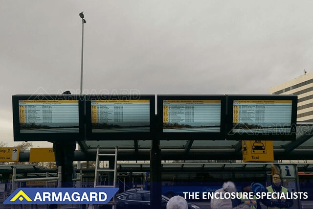 Digital signage da esterno per aeroporti di Armagard installato all'Aeroporto di Schiphol