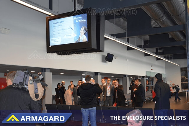 Digital signage da esterno per aeroporti in formato orizzontale installato a soffitto
