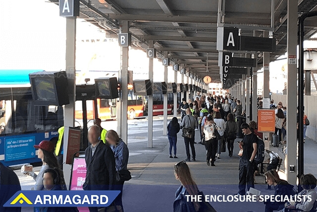 Involucri Armagard per digital signage da esterno per fermate autobus presso una stazione in Svezia