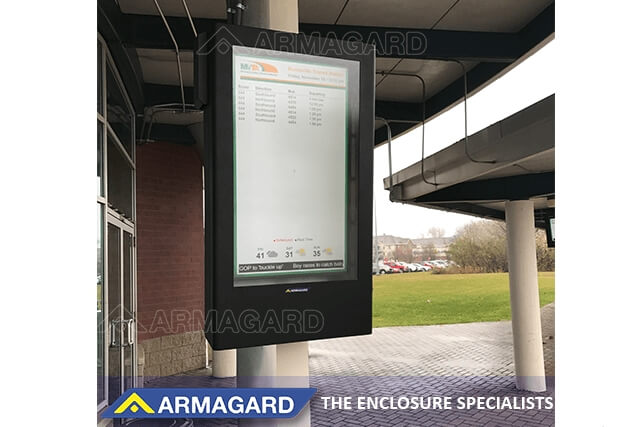 Digital signage da esterno per fermate autobus in formato verticale presso una stazione negli USA