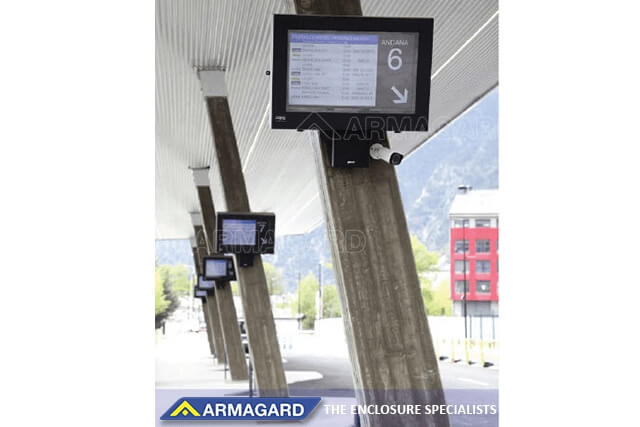 Involucro in formato orizzontale per digital signage outdoor per stazioni ferroviarie