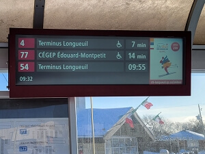 Un involucro formato a barra per digital signage outdoor per stazioni ferroviarie