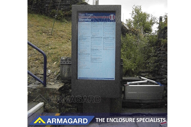 Totem Armagard per digital signage outdoor per stazioni ferroviarie per Network Rail