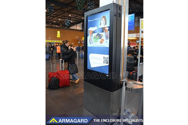 Totem Armagard per digital signage da esterno per aeroporti