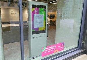 Totem pubblicitari digital signage di Armagard per EnviroBuild sala d'esposizione