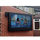 Una custodia TV per esterno 55 pollici su parete nel cortile del pub