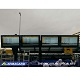 Più unità del display informativo per viaggiatori da esterno installate presso una fermata autobus in aeroporto