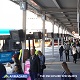 Più unità del display informativo per viaggiatori da esterno montate su palo presso una stazione di autobus