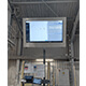 Armadio inox schermo industriali installato su un pavimento della fabbrica