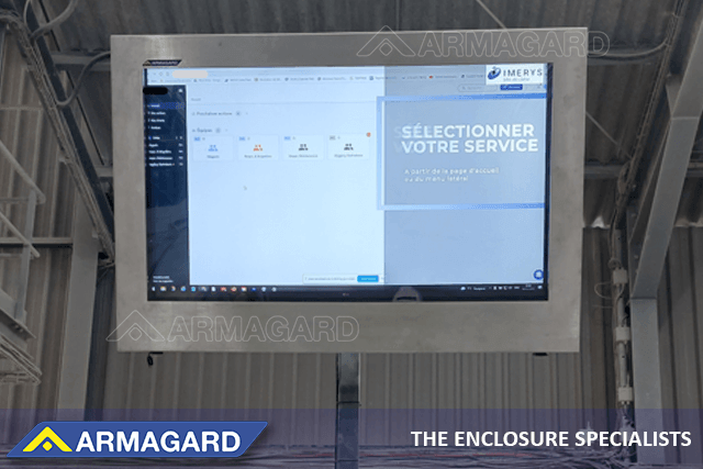Sistema di visualizzazione industriale per la produzione alimentare IP65 di Armagard installato in uno stabilimento alimentare