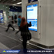 Monitor LCD partenze da esterno con touchscreen in una stazione ferroviaria