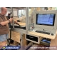 La postazione di lavoro per computer industriale protegge dalla polvere di legno e dai residui di fresatura Una postazione di lavoro per computer industriale montata su un piano di lavoro in un’officina per la lavorazione del legno