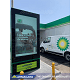 Totem digitale da esterno per hub di trasporto installato con personalizzazione grafica