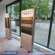 Due totem pubblicitari digital signage per negozi al dettaglio con branding sul lato posteriore