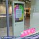 Il totem pubblicitari digital signage utilizzato in una vetrina