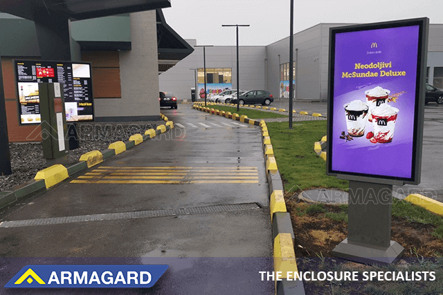 Un menu board digitale per esterno Samsung OH55F a schermo singolo in un McDonald's, Serbia